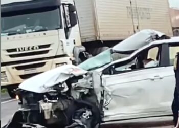Colisão frontal entre carro e carreta deixa uma pessoa morta e outra ferida na BR-116, entre Jorrinho e Tracupá