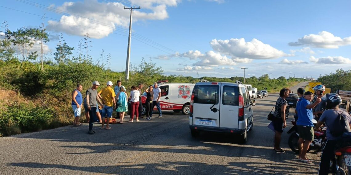 Jovem fica ferida após colisão entre moto e carro na BA-411; condutor do veículo é padrinho da vítima