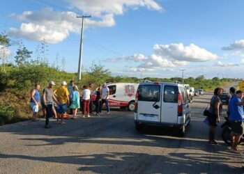 Jovem fica ferida após colisão entre moto e carro na BA-411; condutor do veículo é padrinho da vítima