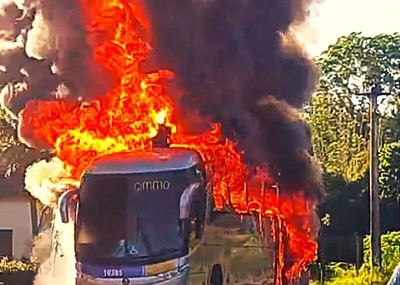 Incêndio destrói ônibus na BA 262; ninguém ficou ferido