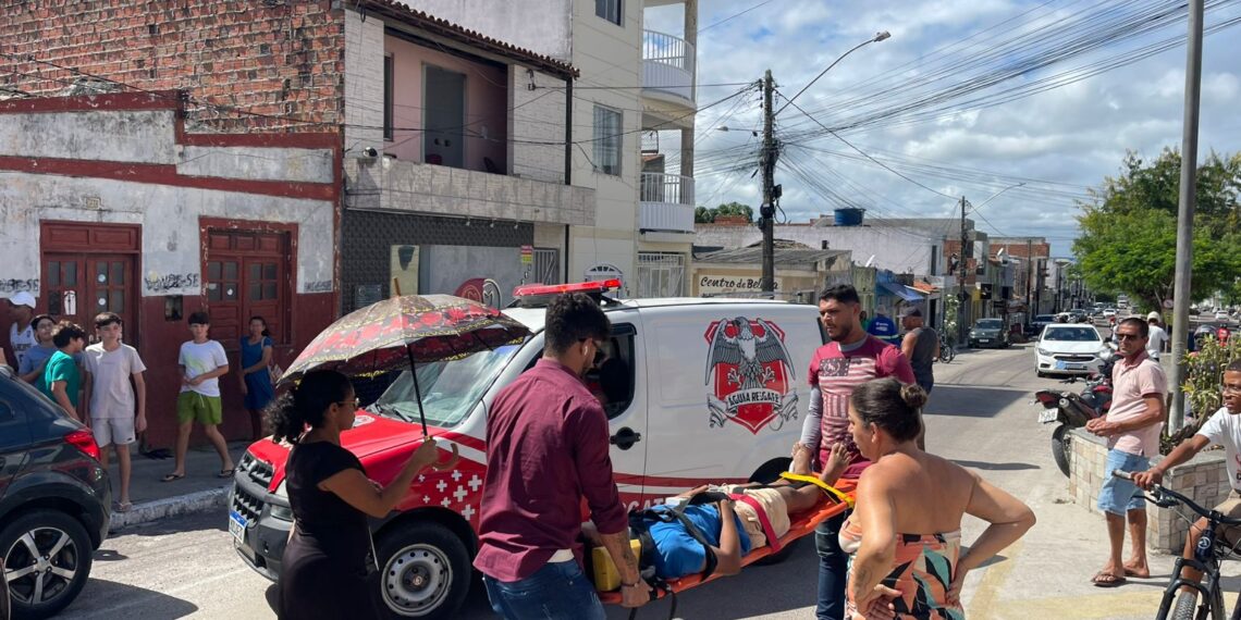 Jovem é socorrido após colidir moto em canteiro central na Rua Padre Madureira