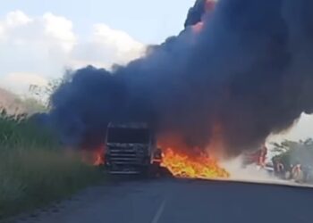 Carreta pega fogo e bloqueia totalmente a BR-110 em Ribeira do Pombal