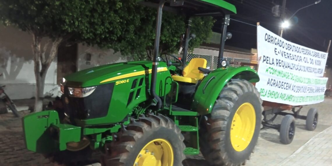 Valente – Associação de Queimada do Curral recebe trator com implementos e reforça agricultura familiar na região