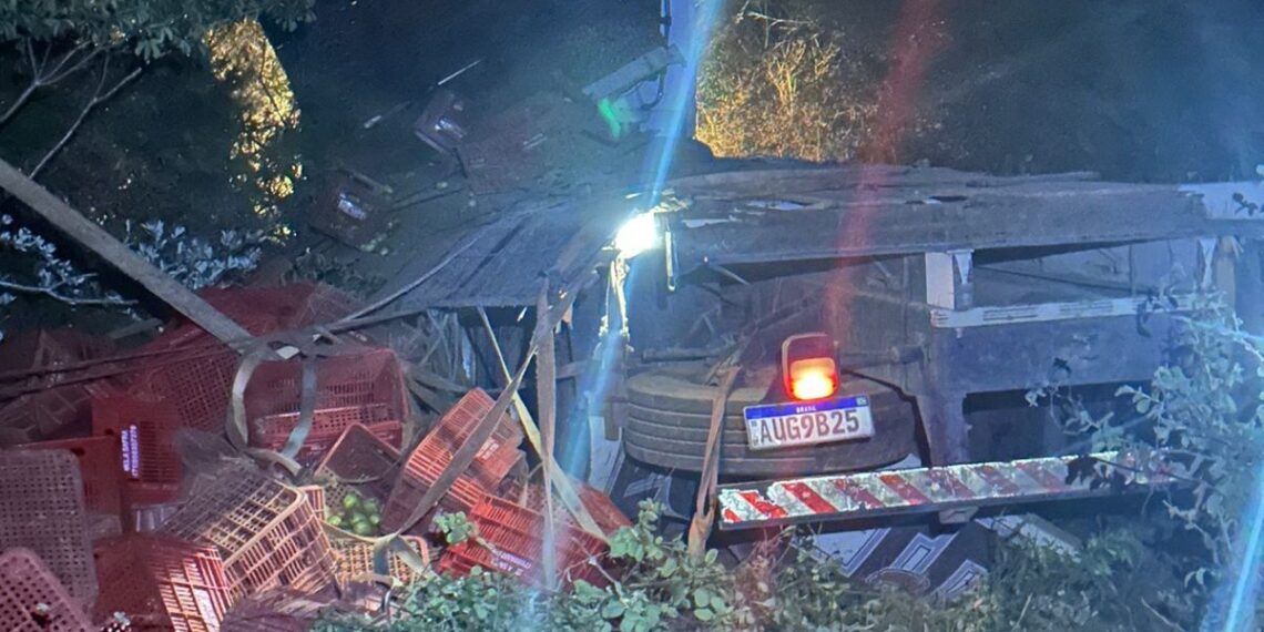 Capotamento de caminhão carregado de tomate deixa motorista morto e dois feridos na BA 144