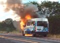 Van da Secretaria de Saúde de Capim Grosso é destruída por incêndio na BR-324