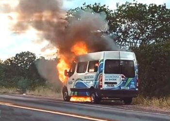 Van da Secretaria de Saúde de Capim Grosso é destruída por incêndio na BR-324