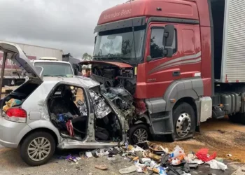 MG – Seis pessoas da mesma família morrem em grave colisão entre carro e carreta
