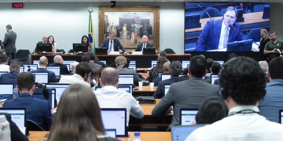 CCJ da Câmara aprova PEC do fim da escala 6×1; tema vai à Comissão Especial