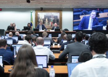 CCJ da Câmara aprova PEC do fim da escala 6×1; tema vai à Comissão Especial