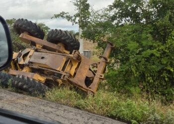 Patrol tomba às margens da BR-324 e operador sofre ferimentos leves