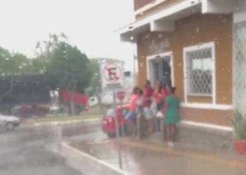 Falta de terminal rodoviário deixa população de Teofilândia debaixo de sol e chuva