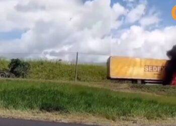 Caminhão dos Correios pega fogo na BR-324 e provoca lentidão na rodovia