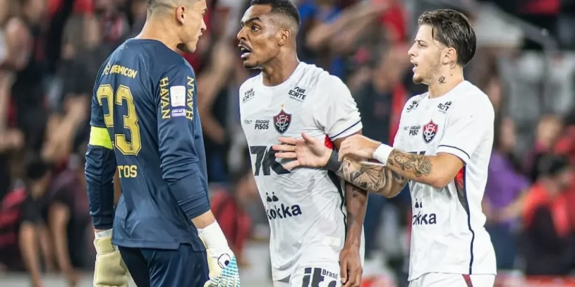 Vitória oficializa denúncia contra arbitragem após jogo com o Athletico-PR: “Erros claros e determinantes”