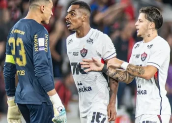 Vitória oficializa denúncia contra arbitragem após jogo com o Athletico-PR: “Erros claros e determinantes”