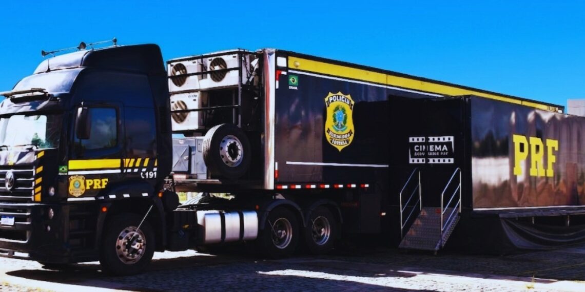 Carreta do Cinema Rodoviário da PRF percorre territórios do Sisal e Bacia do Jacuípe durante o Maio Amarelo