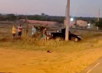 Homem fica gravemente ferido após carro colidir contra poste na BA 120, saída para Serra Preta
