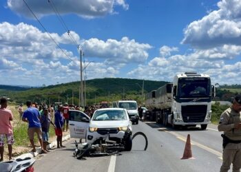 Acidente envolvendo um carro e duas motos deixa jovem morto na BA 052