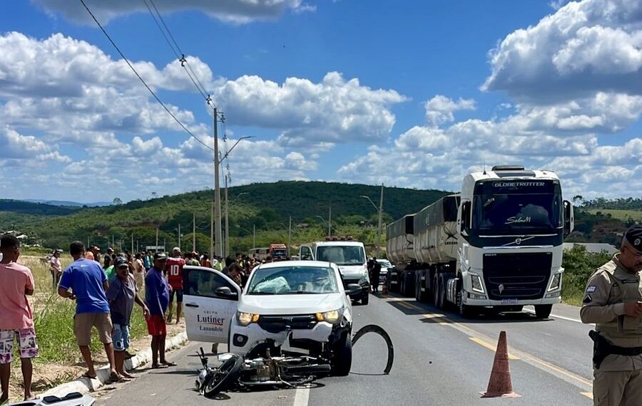 Acidente envolvendo um carro e duas motos deixa jovem morto na BA 052