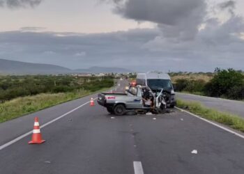 Batida entre van e carro deixa dois mortos e quatro feridos na BR 116 Sul