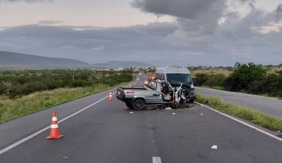Batida entre van e carro deixa dois mortos e quatro feridos na BR 116 Sul