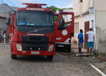 Três crianças morrem durante incêndio em residência. Irmã mais velha de 8 anos conseguiu se salvar