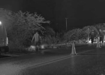 Colisão entre motocicleta e bicicleta deixa dois mortos e um ferido na BR-235