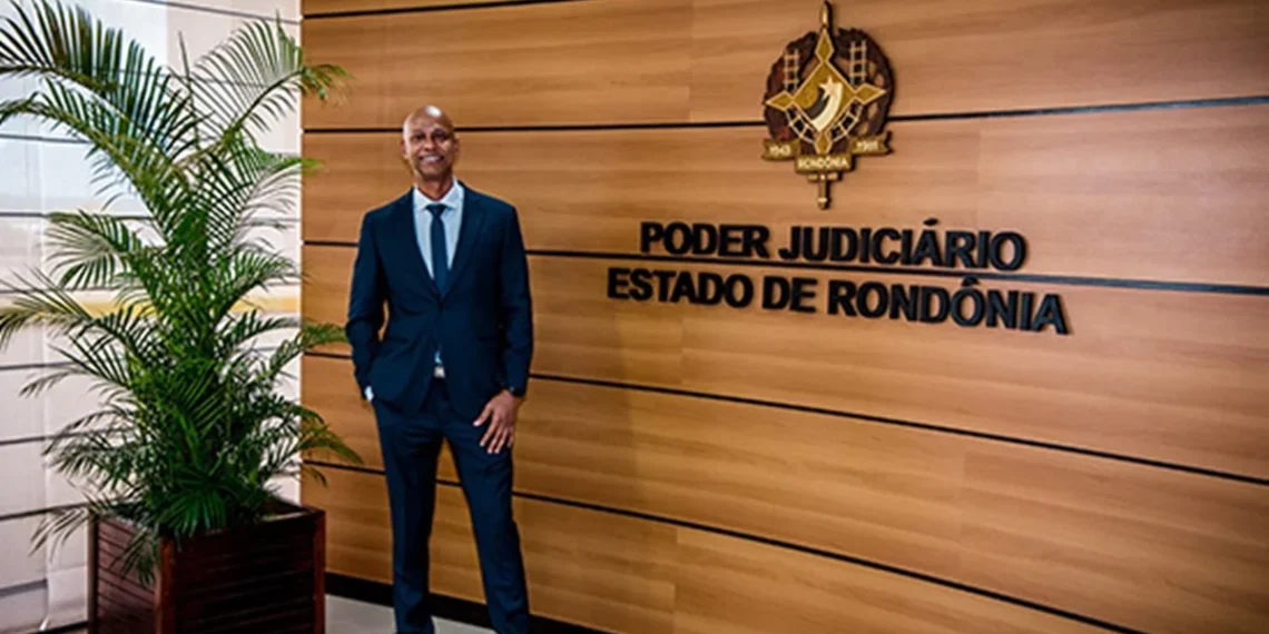 Ex-vendedor de pipoca que virou juiz é demitido após acusações de humilhar colegas em Rondônia