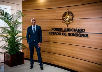 Ex-vendedor de pipoca que virou juiz é demitido após acusações de humilhar colegas em Rondônia