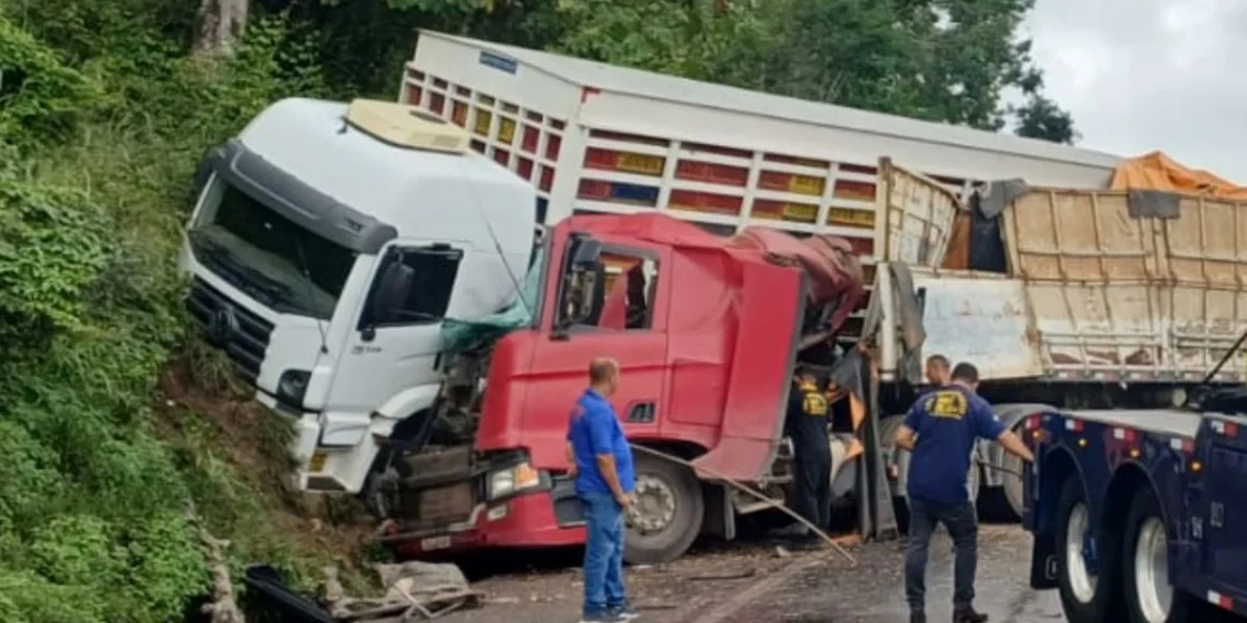 Colisão entre carretas interdita totalmente a BR-324