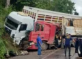 Colisão entre carretas interdita totalmente a BR-324