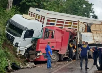 Colisão entre carretas interdita totalmente a BR-324