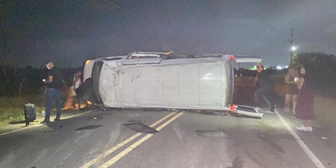 Van que transportava banda capota na BR-349 entre Nova Fátima e Capela do Alto Alegre