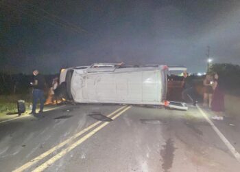 Van que transportava banda capota na BR-349 entre Nova Fátima e Capela do Alto Alegre