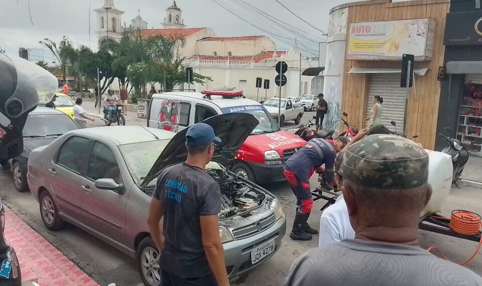 Carro tem princípio de incêndio no centro de Coité e é controlado por populares com apoio do Aguia Resgate