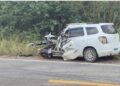 Motoristas ficam feridos após colisão envolvendo carreta e Spin na BR 407