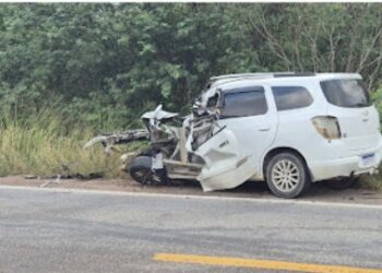 Motoristas ficam feridos após colisão envolvendo carreta e Spin na BR 407