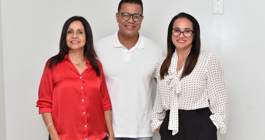 Silva Neto divulga primeira foto ao lado de Keinha e Nenca após união política