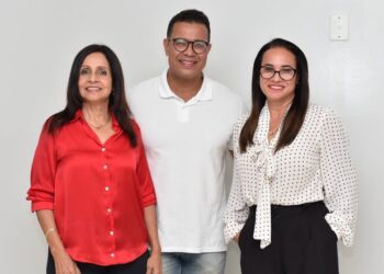 Silva Neto divulga primeira foto ao lado de Keinha e Nenca após união política