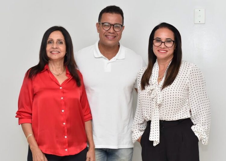 Silva Neto divulga primeira foto ao lado de Keinha e Nenca após união política