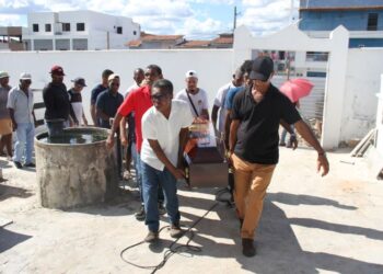 Pedreiro natural de Coité morto em desabamento de prédio em Salvador é sepultado na terra natal