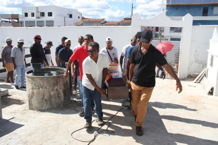 Pedreiro natural de Coité morto em desabamento de prédio em Salvador é sepultado na terra natal