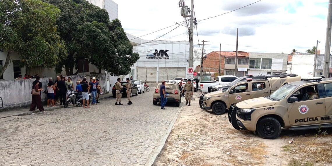 PM Othon Carlos, preso como suspeito da morte do advogado Ernesto Reyes, retorna a Coité para audiência ligada à reconstituição de outro caso