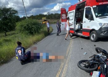Colisão envolvendo duas motocicletas deixa um morto e outro gravemente ferido na BA 412
