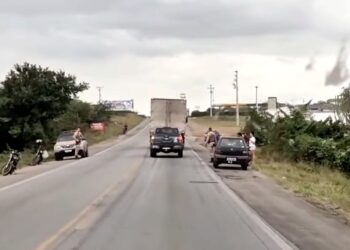 Professora fica ferida após sofrer queda de moto na BR 324