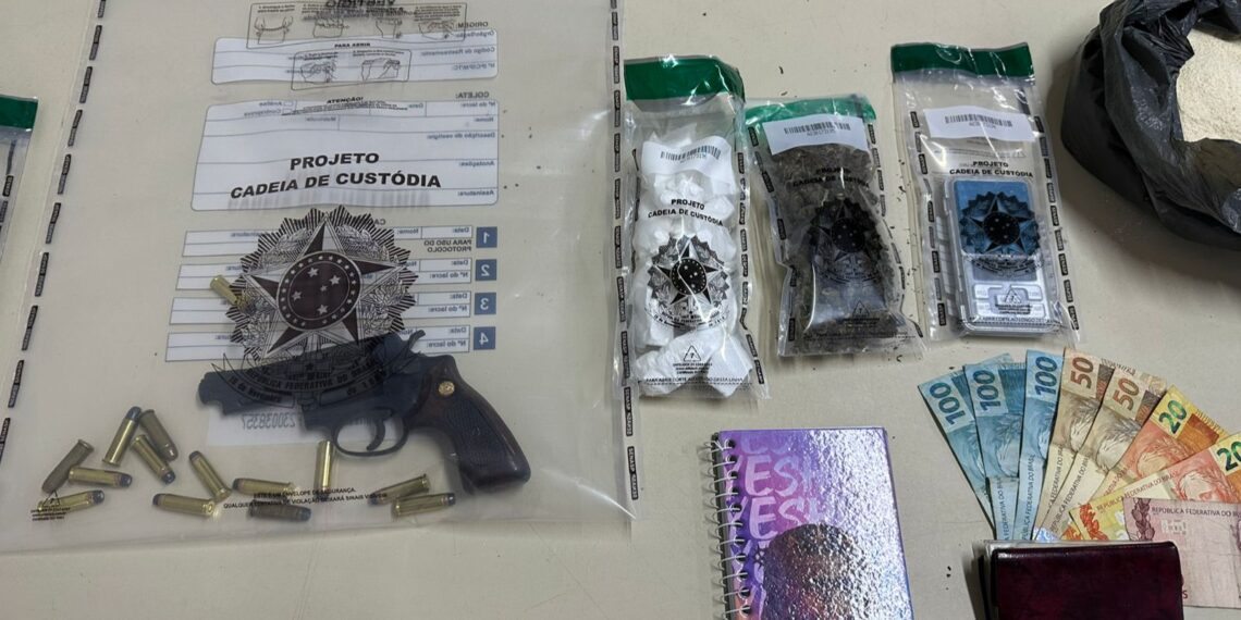 Homem é preso em flagrante por porte ilegal de arma de fogo e tráfico de drogas em Santaluz