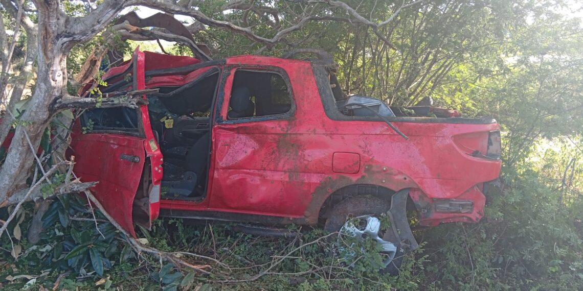 Casal de namorados de São Domingos morre após carro sair da pista e bater em árvore na BR-324; corpos serão sepultados nesta segunda-feira
