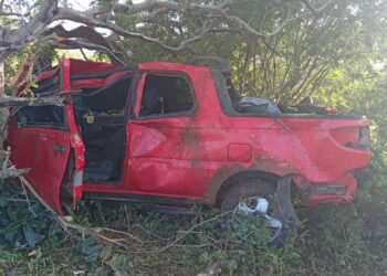 Casal de namorados de São Domingos morre após carro sair da pista e bater em árvore na BR-324; corpos serão sepultados nesta segunda-feira