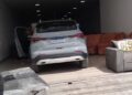 Mulher perde controle de carro e invade loja no centro de Coité