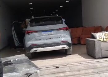 Mulher perde controle de carro e invade loja no centro de Coité
