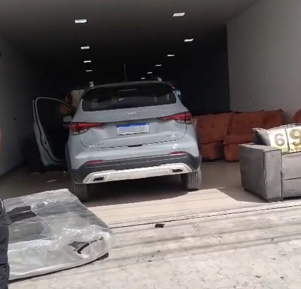 Mulher perde controle de carro e invade loja no centro de Coité